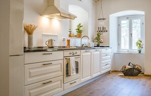Réfrigérateur, micro-ondes, plaque de cuisson, lave-vaisselle