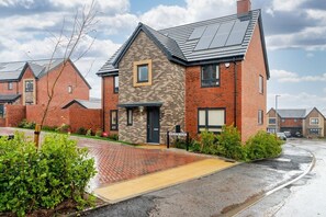 Exterior - Spacious 4-Bed Contractor Home | Parking & Wi-Fi (Stoke Gifford)