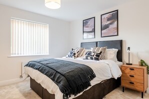 Internet, bed sheets - Spacious 4-Bed Contractor Home | Parking & Wi-Fi (Stoke Gifford)
