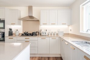 Fridge, microwave, stovetop, dishwasher - Spacious 4-Bed Contractor Home | Parking & Wi-Fi (Stoke Gifford)