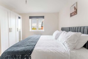 WiFi, bed sheets - Spacious 4 Bed Contractor & Family Home, Bristol (Stoke Gifford)