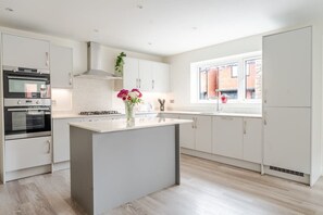 Fridge, microwave, oven, stovetop - Spacious 4 Bed Contractor & Family Home, Bristol (Stoke Gifford)