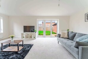 TV, offices - Spacious 4 Bed Contractor & Family Home, Bristol (Stoke Gifford)