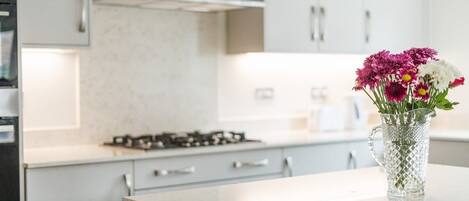 ثلاجة، ميكروويف، فرن، موقد طهي مسطح