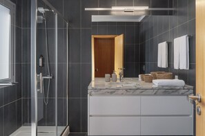 Dusche, Haartrockner, Handtücher