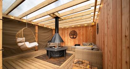 Superior-Hytti-with Pergola-Oma kylpyhuone suihkulla