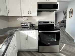 Een koelkast, een magnetron, een oven, een kookplaat