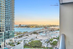 Property grounds - Superb Unit with priceless location and amenities (Miami)
