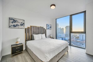 Desk, iron/ironing board, travel cot, WiFi - Cosy 3Beds/3Baths High Floor Unit Heart Of Miami (Miami)