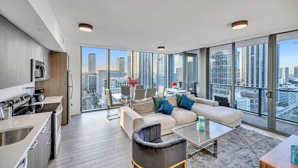 A modern apartment with a kitchen, living area, and large windows offering city views. - Cosy 3Beds/3Baths High Floor Unit Heart Of Miami (Miami)