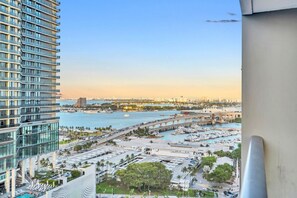 Property grounds - Cosy 3Beds/3Baths High Floor Unit Heart Of Miami (Miami)