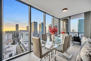 Dining - Cosy 3Beds/3Baths High Floor Unit Heart Of Miami (Miami)