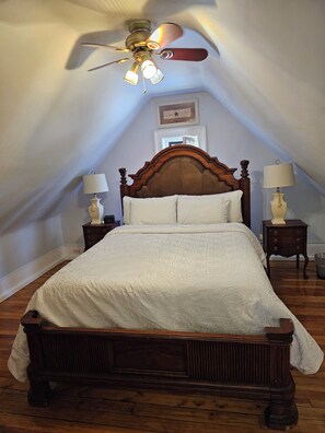 Tabla de planchar con plancha, wifi gratis y ropa de cama