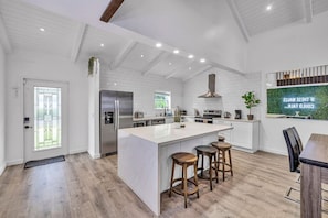 Private kitchen - Amazing Tropical Pool House Delray Near Ocean- 4/3 (Delray Beach)