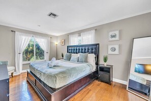 Escritorio, tabla de planchar con plancha, cuna de viaje y wifi