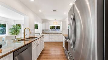 Jääkaappi, mikroaaltouuni, uuni, liesi