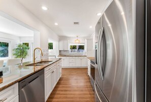 Private kitchen - Stunning Tropical Heated Pool House Near The Beach (Boynton Beach)