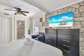 مكواة/لوح كي وسرير سفر وواي فاي وملاءات أسرّة