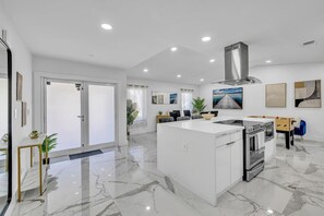 Kühlschrank, Geschirrspüler, Wasserkocher mit Kaffee-/Teezubehör