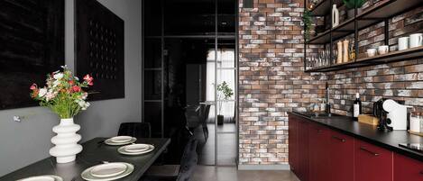 Kjøleskap, mikrobølgeovn, ovn og kokeplater