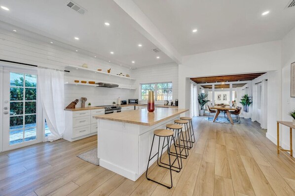 Kylskåp, mikrovågsugn, ugn och spishäll