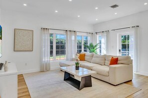 TV - Stunning Tropical Pool House Delray Near The Ocean (Delray Beach)