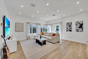 TV - Stunning Tropical Pool House Delray Near The Ocean (Delray Beach)