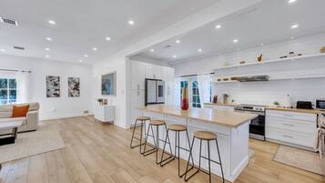 Kylskåp, mikrovågsugn, ugn och spishäll