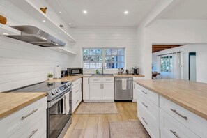 Fridge, microwave, oven, stovetop - Stunning Tropical Pool House Delray Near The Ocean (Delray Beach)