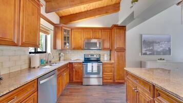 Een koelkast, een magnetron, een oven, een vaatwasser