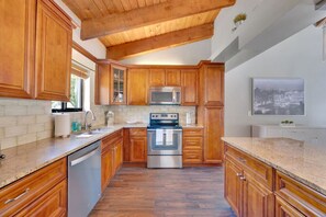 Fridge, microwave, oven, dishwasher - Wonderful Tropical Pool House Delray Near Ocean (Delray Beach)