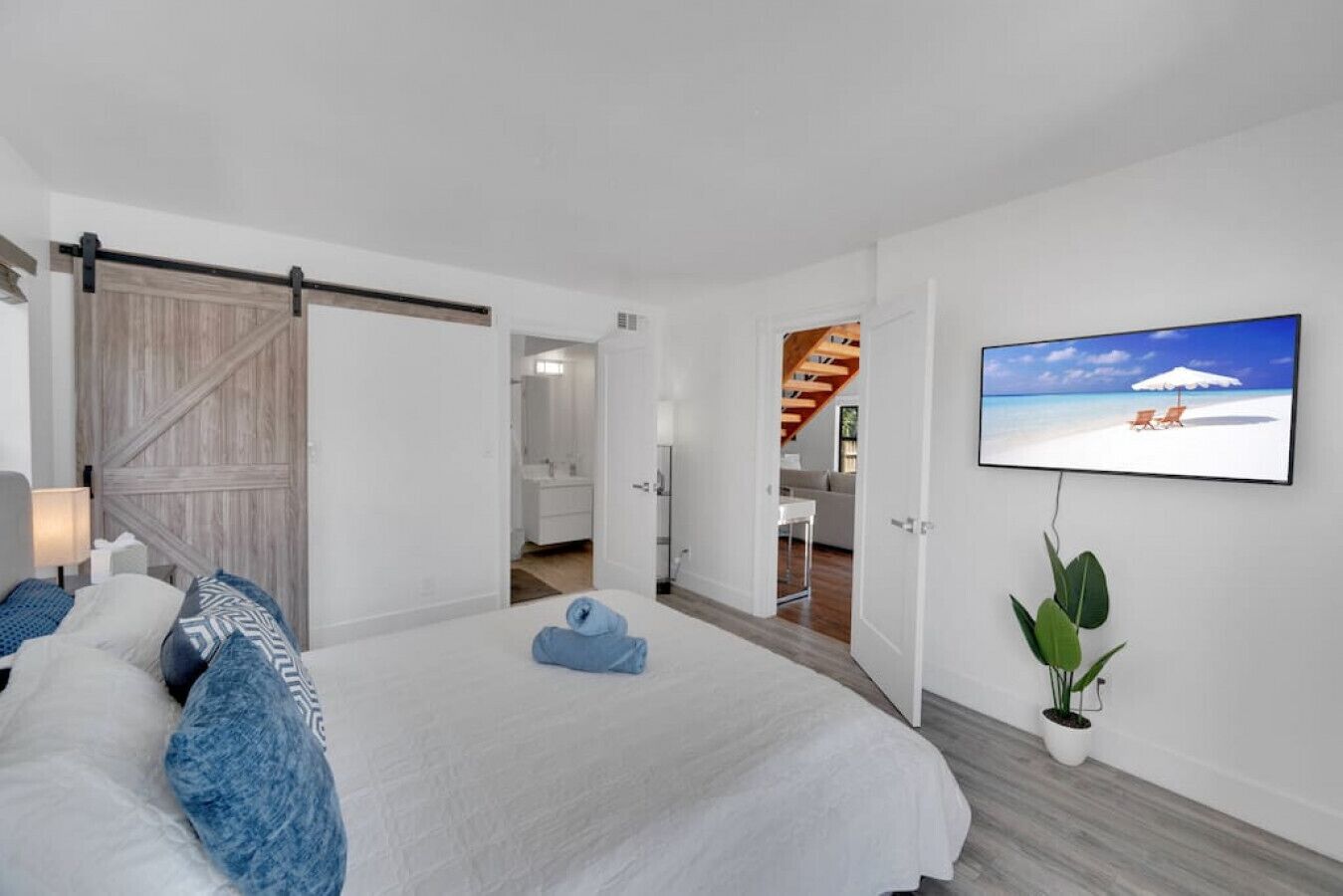 Desk, iron/ironing board, WiFi, bed sheets