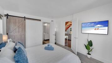 Desk, iron/ironing board, WiFi, bed sheets