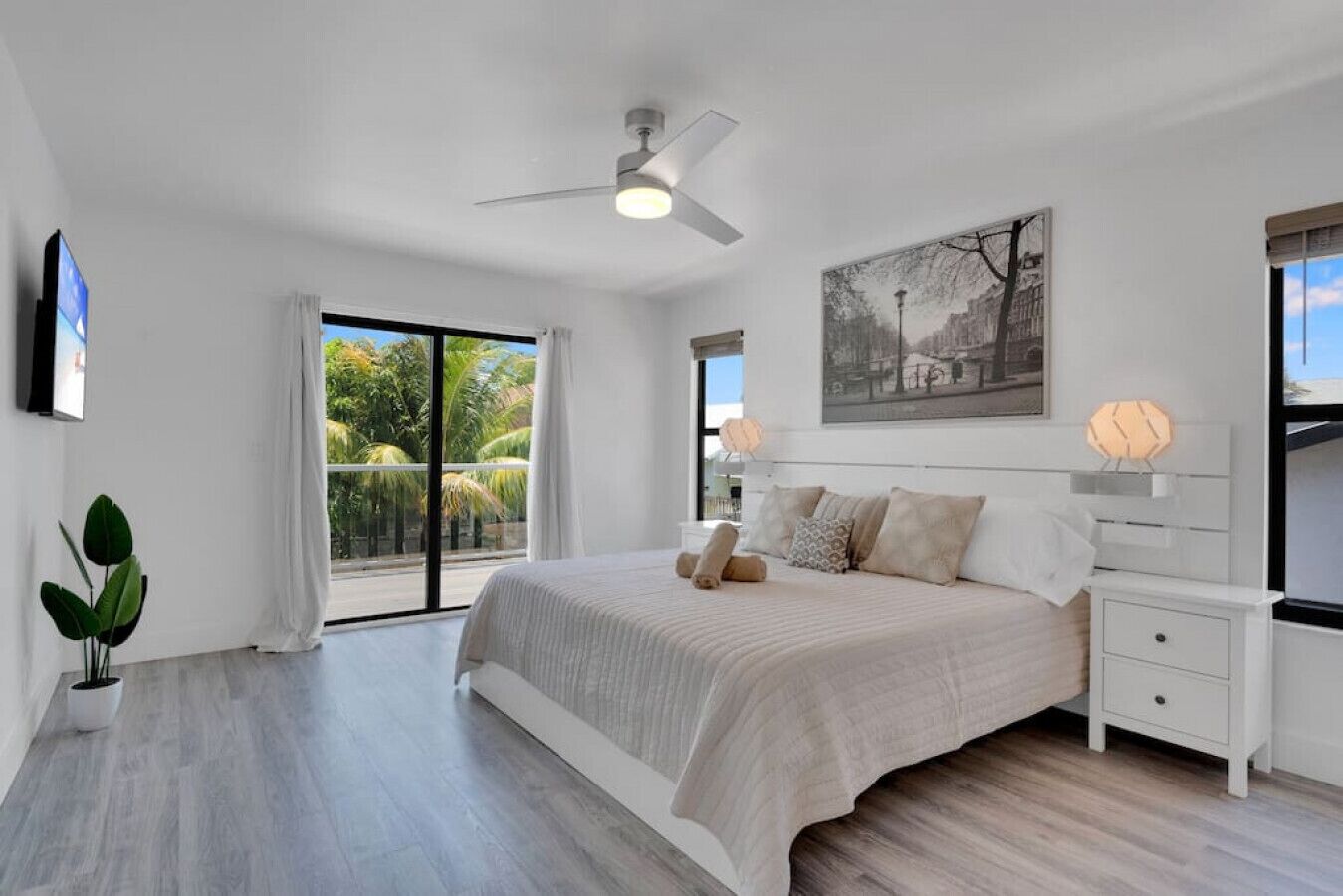 Desk, iron/ironing board, WiFi, bed sheets