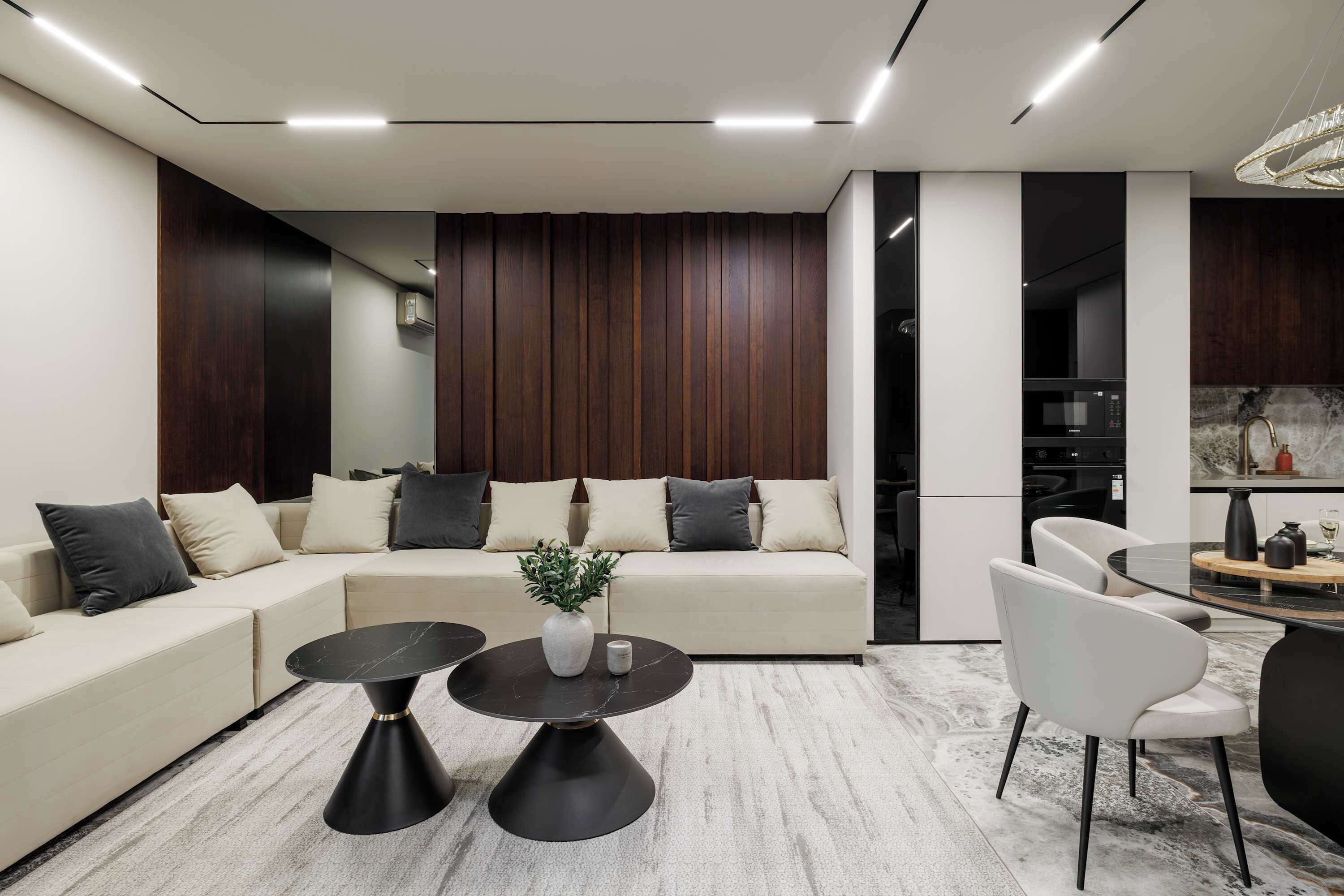 Tv, eldstad och kontor