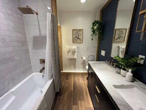 Ducha, secador de pelo y champú
