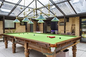 Games room - Cedar Farm: A Stunning 6 Bedroom Detached Home (Cheltenham)