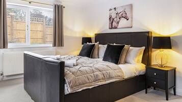 6 bedrooms, desk, iron/ironing board, free WiFi