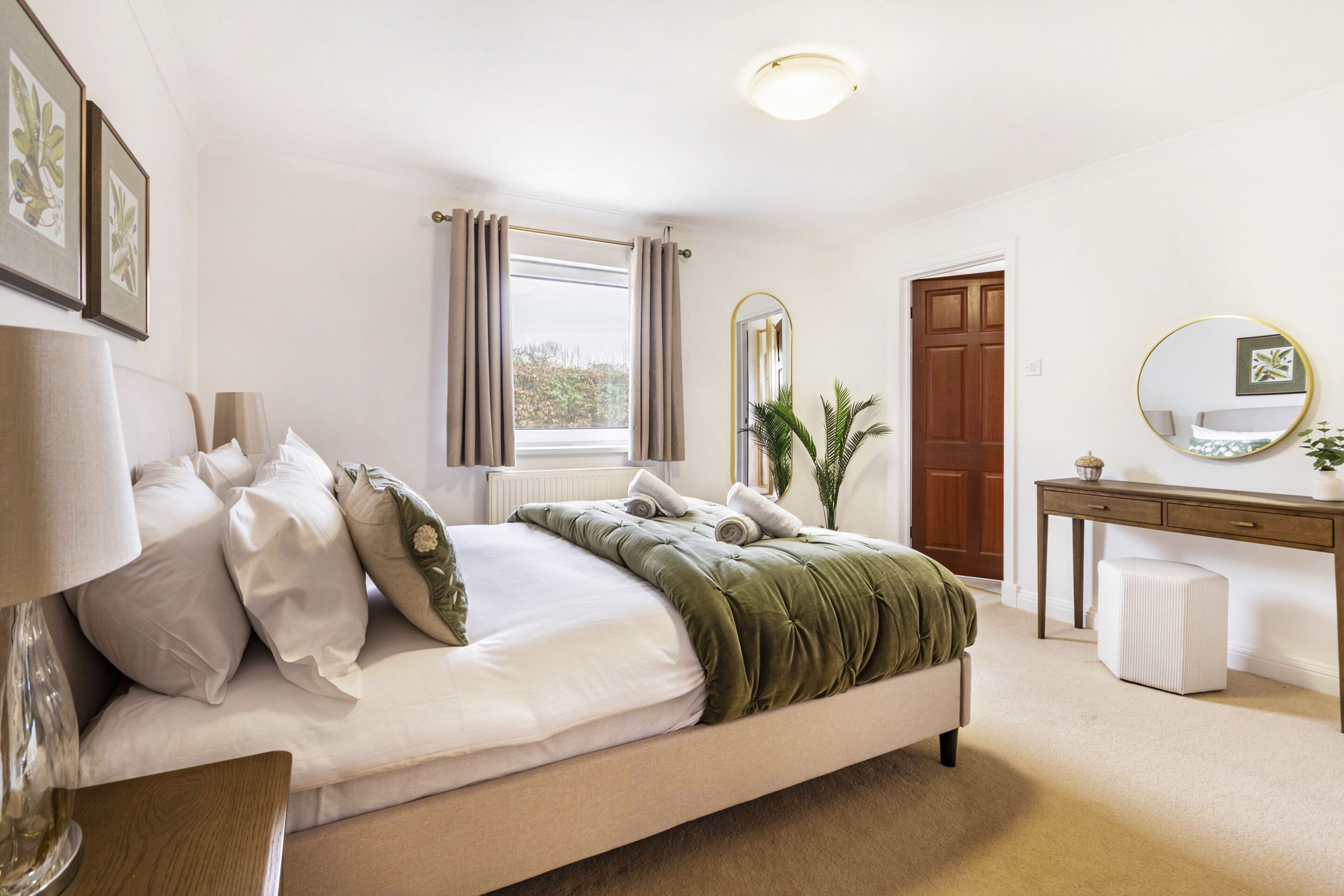 6 slaapkamers, een bureau, een strijkplank/strijkijzer, gratis wifi
