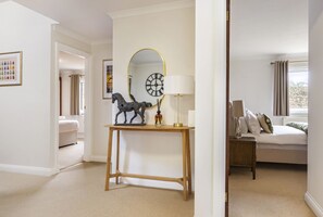 Room - Cedar Farm: A Stunning 6 Bedroom Detached Home (Cheltenham)