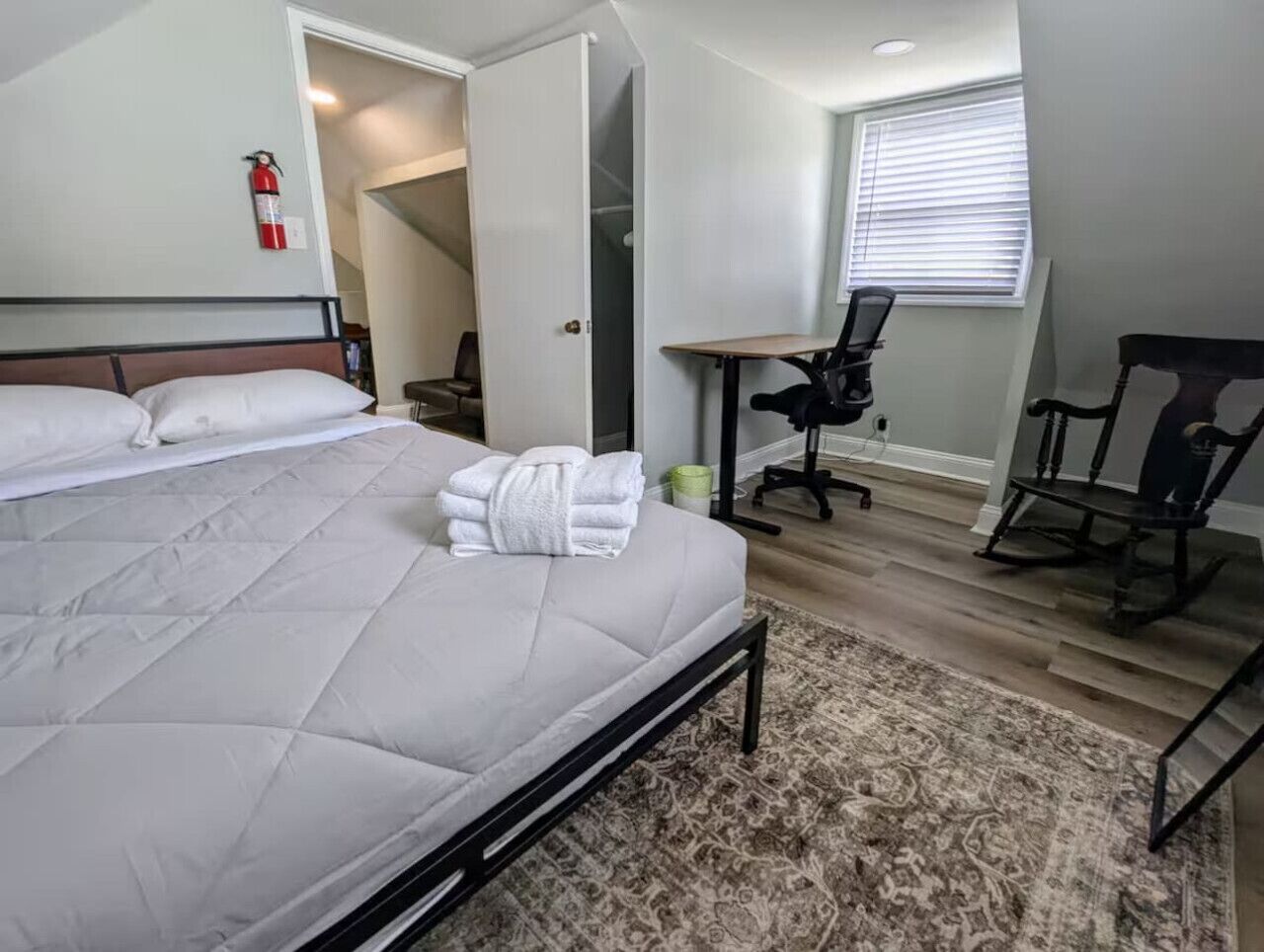 Escritorio, tabla de planchar con plancha, cuna de viaje y wifi 