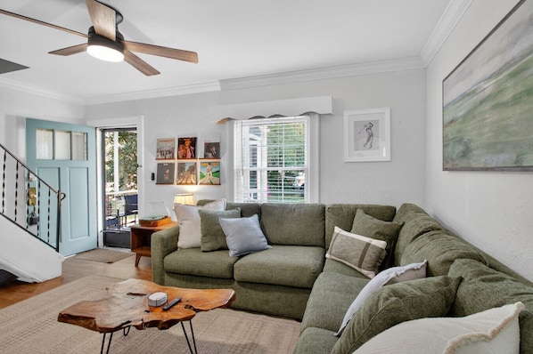 TV - The Stono Retreat - Minutes to Downtown & Beach (Charleston)