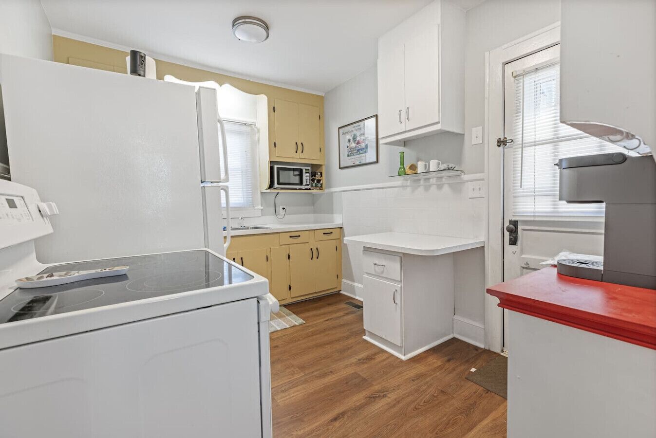 Jääkaappi, mikroaaltouuni, uuni, liesi