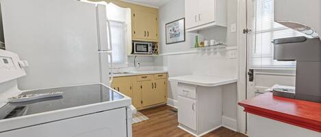 Jääkaappi, mikroaaltouuni, uuni, liesi