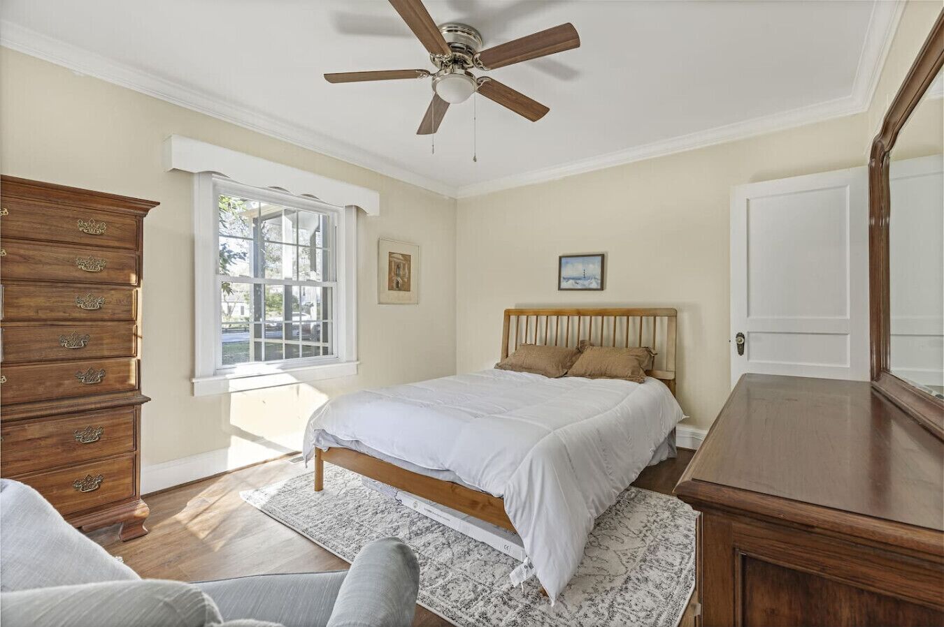 Schreibtisch, Bügeleisen/Bügelbrett, Reisekinderbett, WLAN