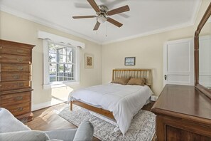 Schreibtisch, Bügeleisen/Bügelbrett, Reisekinderbett, WLAN