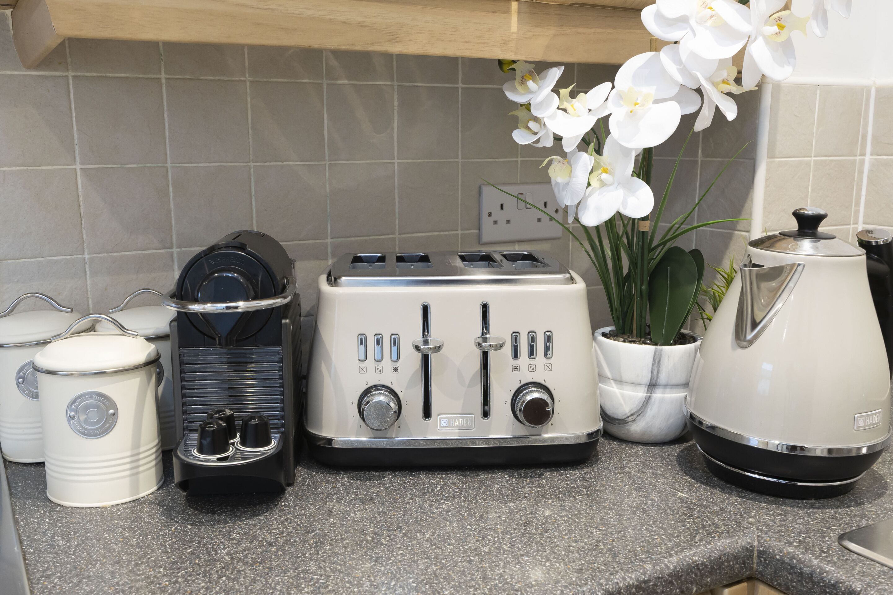 Coffee/tea maker, fridge, microwave, oven