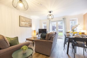 TV - Modern 4 Bed Home With Parking Close To Town (Cheltenham)