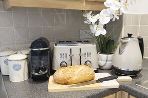 Fridge, microwave, oven, stovetop - Modern 4 Bed Home With Parking Close To Town (Cheltenham)