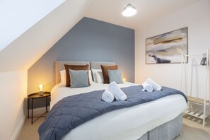 4 bedrooms, iron/ironing board, free WiFi, bed sheets - Modern 4 Bed Home With Parking Close To Town (Cheltenham)